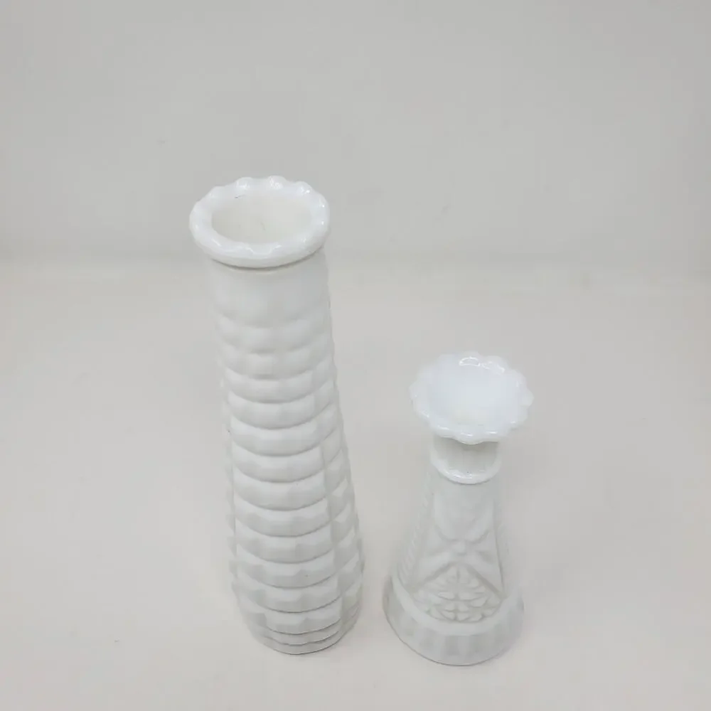 Vintage Set of 2 White Milkglass vase/budvase In Great condition 6
